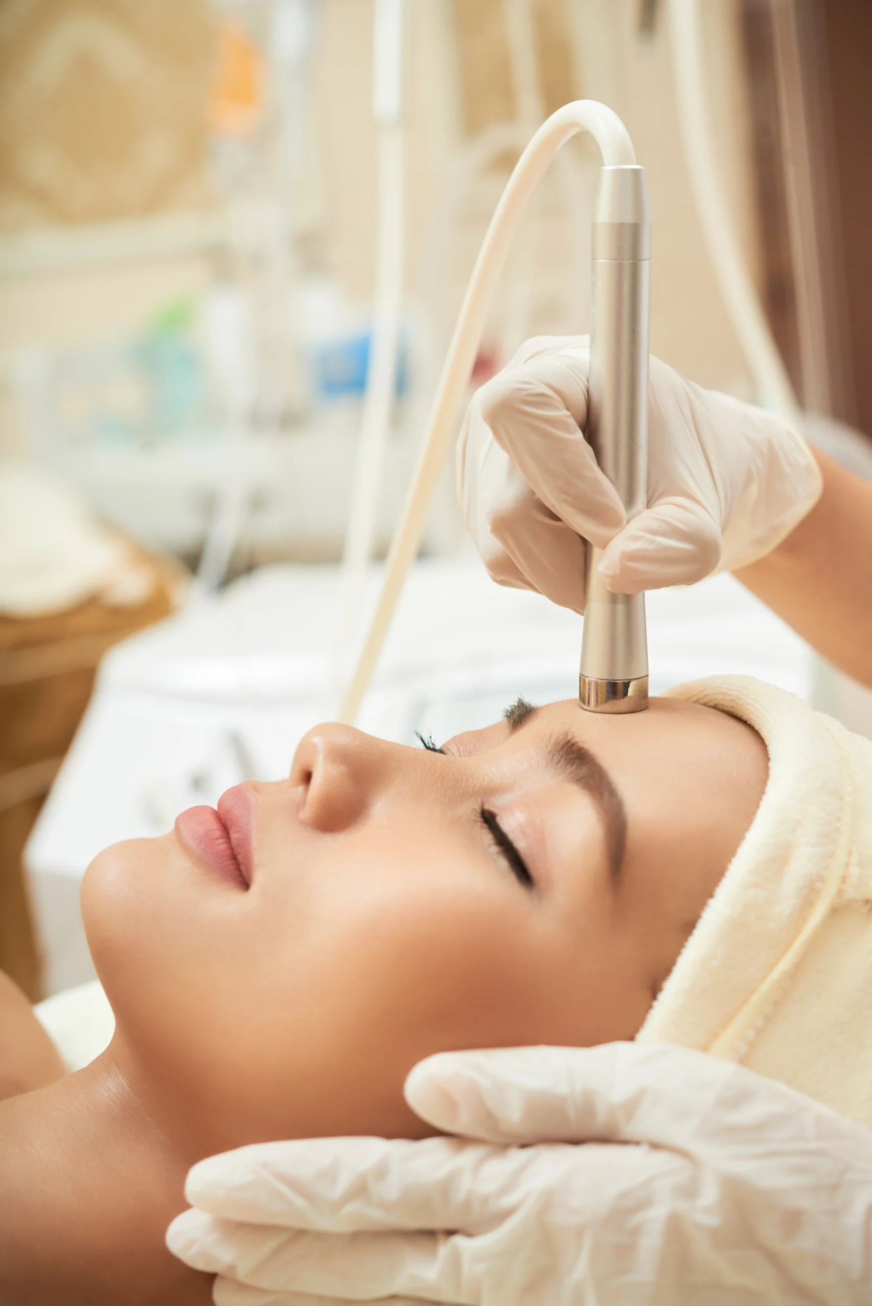 woman-receiving-a-facial-spa-treatment-2026-01-08-00-09-23-utc